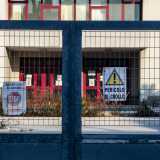 Ci avviciniamo e sbirciamo tra le grate del cancello, sul quale sono affissi cartelli che riportano la dicitura �rischio crollo�